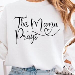 Deze mama bidt Svg Png-bundel Moederdag cadeau christelijke moeder verjaardag schrift citaten Jezus Psalm geloof christelijke moeder waardering cadeau