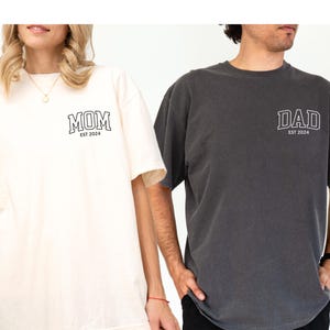 Camiseta personalizada para mamá y papá con colores cómodos, camiseta personalizada con bolsillo para mamá y papá, camiseta para anunciar el embarazo, regalo para mamá y papá, camisetas para mamá y papá