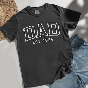 Tshirt couleurs confort papa est 2024, chemise papa personnalisée, papa personnalisé, faire-part de grossesse pour papa, cadeau pour papa, cadeau nouveau papa, futur papa