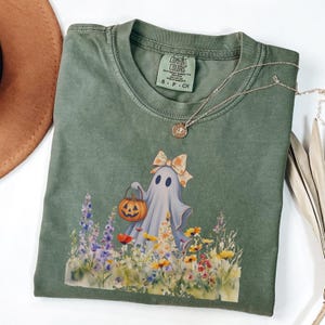 Comfort Colors® Cute Ghost in Wildflowers Shirt Spooky Fall Aesthetic Halloween Floral Tee Retro October Graphic T-Shirt Cozy Ghostcore Gift