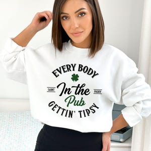 Everybody In The Pub Getting Tipsy Sweatshirt, Funny St Pattys Day Sweatshirt, Cute St Patrick's Day, St. Patrick's Day Gift,IrishSweatshirt