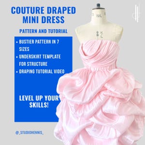 Op de afbeelding: Een roze mini-jurk met een gedrapeerd lijfje en een gerimpelde rok. De jurk is op een paspop. De tekst "COUTURE DRAPED MINI DRESS PATTERN AND TUTORIAL" staat bovenaan de afbeelding. De tekst "LEVEL UP YOUR SKILLS!" staat onderaan de afbeelding.