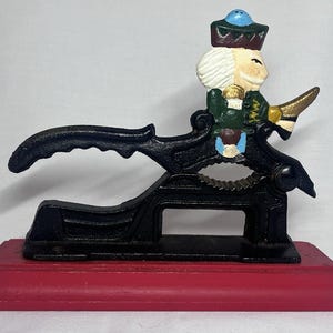 Vintage gietijzeren notenkraker hendelstijl houten basis