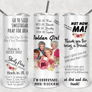 Puede incluir: Tres vasos de acero inoxidable con fondo blanco y diseños florales coloridos. Los vasos presentan citas del programa de televisión Golden Girls, incluyendo "Go to Sleep Sweetheart Pray for Bra", "Live Like Rose Dress Like Blanche Think Like Dorothy Speak Like Sophia Golden Girl I'm Depressed Need a Cookie", y "Not Now Ma! Thank You for Being a Friend Have I Given You Any Indication That I Care? The Older You Get, The Better You Get, You're a Banana At Dirt and Die, Trash!"