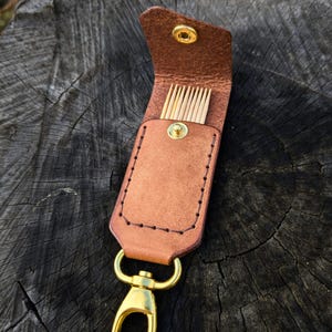 Handgemaakte leren tandenstokerhouder sleutelhanger – stijlvolle en compacte sleutelhanger voor heren en dames