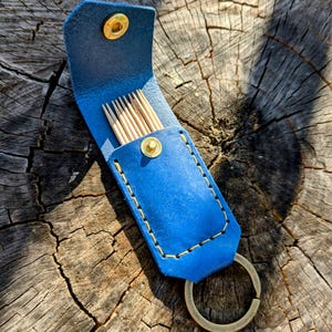 Portachiavi pratico, astuccio per stuzzicadenti, porta stuzzicadenti in vera pelle, piccolo portachiavi, astuccio per stuzzicadenti, portachiavi per 10 stuzzicadenti, idea regalo