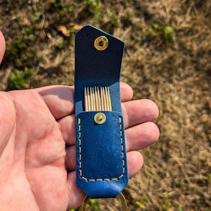 Portachiavi pratico, astuccio per stuzzicadenti, porta stuzzicadenti in vera pelle, piccolo portachiavi, astuccio per stuzzicadenti, portachiavi per 10 stuzzicadenti, idea regalo
