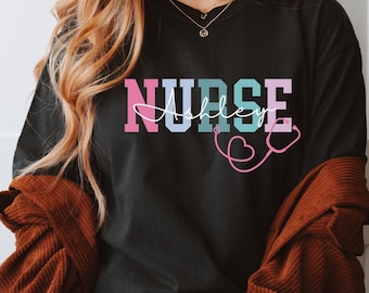 Personalisiertes Krankenschwester-Hemd mit Namen | Benutzerdefinierte Krankenschwester Geschenk | Komfort Farben T-Shirt | RN-Shirt | Nursing School Tee Geschenk | Krankenschwester Wertschätzung