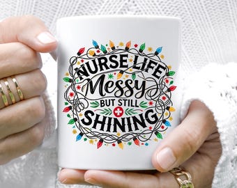 Personalisierte Weihnachten Krankenschwester Leben Tasse | Benutzerdefinierte Namenstasse | Lustige Feiertag Krankenschwester Kaffeetasse | Krankenschwester Wertschätzung Geschenk | Krankenschwester-Weihnachts-Tasse