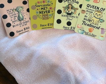 Puede incluir: Cuatro tarjetas rectangulares con citas humorísticas e ilustraciones. Una tarjeta presenta un ratón, otra un búho, una tercera una mujer con un bate y la última un gato. Cada tarjeta tiene un diseño y una combinación de colores diferentes, con lunares.