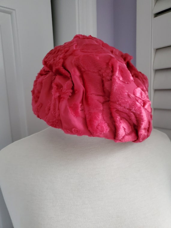 Vintage 1950 fushia velvet hat handswen