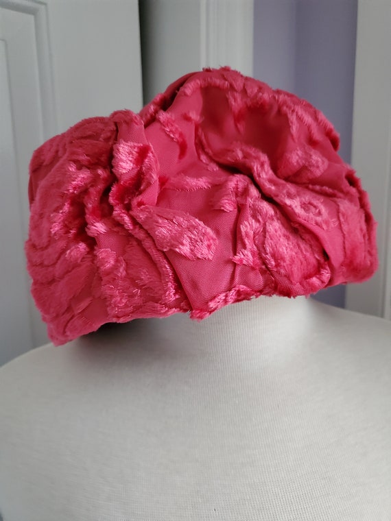 Vintage 1950 fushia velvet hat handswen - image 2