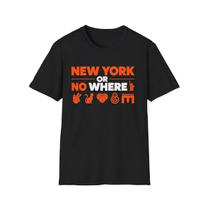 Op de afbeelding: Een zwart T-shirt met korte mouwen en de oranje en witte tekst NEW YORK OR NO WHERE. Onder de tekst staan oranje grafische iconen, waaronder een handgebaar, een kat, een hartvormige basketbal, een hangslot met een G en het Vrijheidsbeeld.