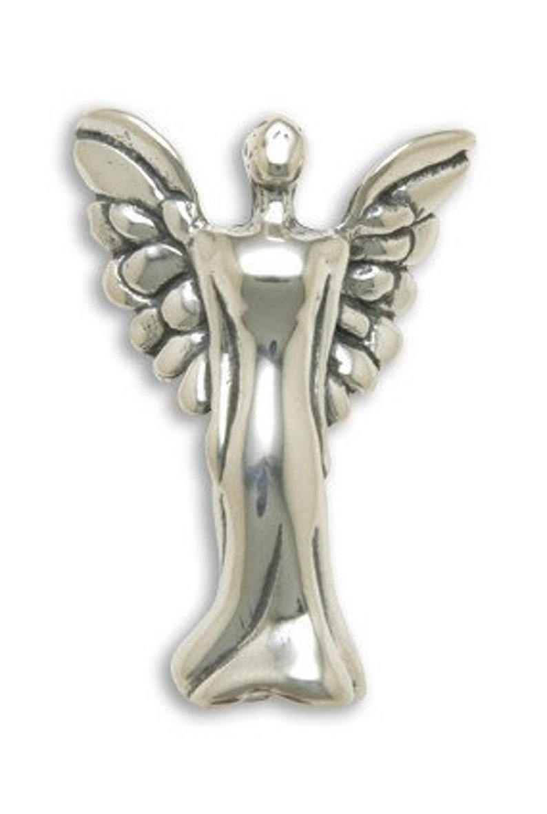 Puede incluir: Una figurita de &aacute;ngel de plata con alas y un vestido fluido.