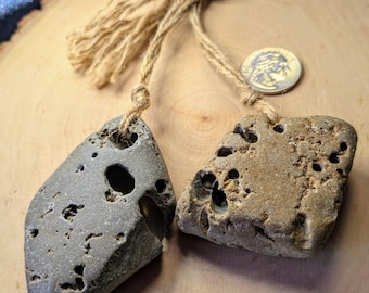 Piedras agujereadas, piedras de bruja, piedras de hadas, llavero con colgante de piedras de Odín "rombo", 2 piedras en forma de diamante