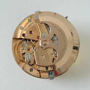 Piezas del reloj Omega Cal 560 Movimiento Calendario Disco Horquilla Ruedas Muelles Puente 6