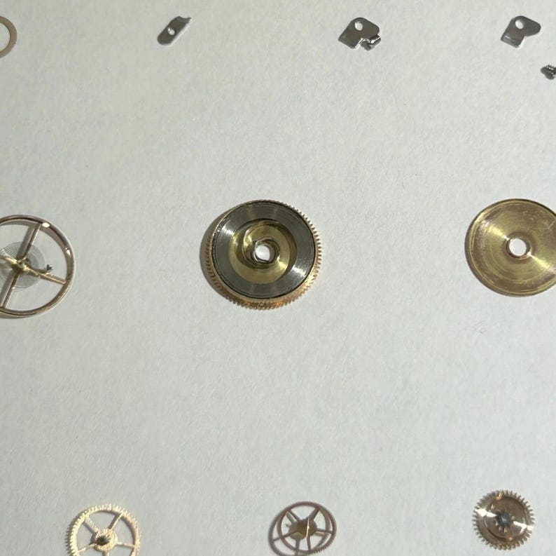 Omega Cal 560 Teile Uhrwerk Unruh Gabel Räder Federn Brücke Uhr Zifferblatt Schreibtisch Bild 9