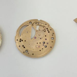 Omega Cal 550 Uhrwerk-Teile Zifferblatt Unruh Federplatte Gabelrad Rotor 6 Bild 9