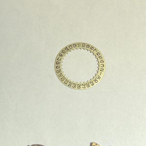 Omega Cal 560 Teile Uhrwerk Unruh Gabel Räder Federn Brücke Uhr Zifferblatt Schreibtisch Bild 15