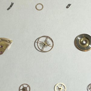 Omega Cal 560 Teile Uhrwerk Unruh Gabel Räder Federn Brücke Uhr Zifferblatt Schreibtisch Bild 10