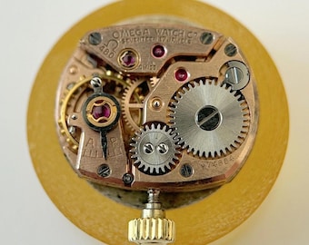 Parti del movimento dell'orologio Omega Cal 480: bilanciere, forcella, molla, ponte, bariletto, ruote