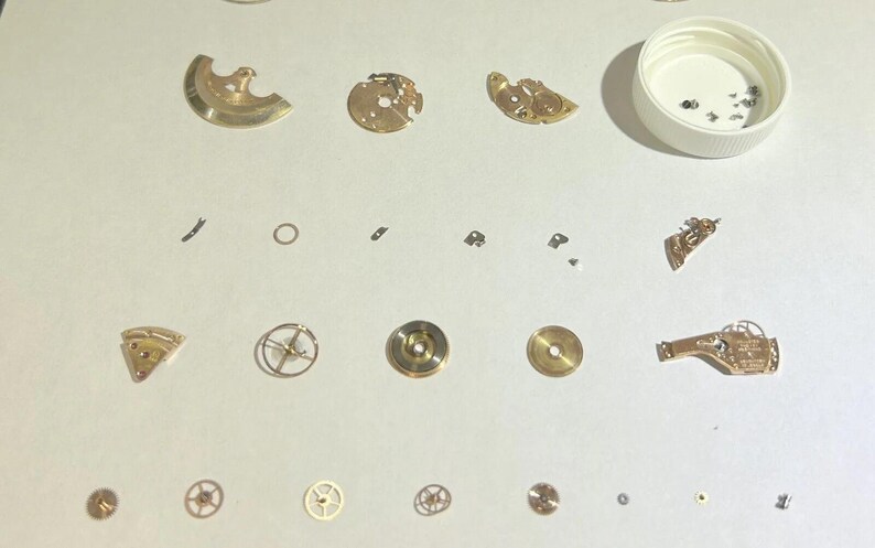 Omega Cal 560 Teile Uhrwerk Unruh Gabel Räder Federn Brücke Uhr Zifferblatt Schreibtisch Bild 4
