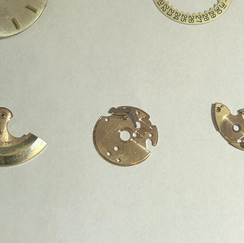 Omega Cal 560 Teile Uhrwerk Unruh Gabel Räder Federn Brücke Uhr Zifferblatt Schreibtisch Bild 14