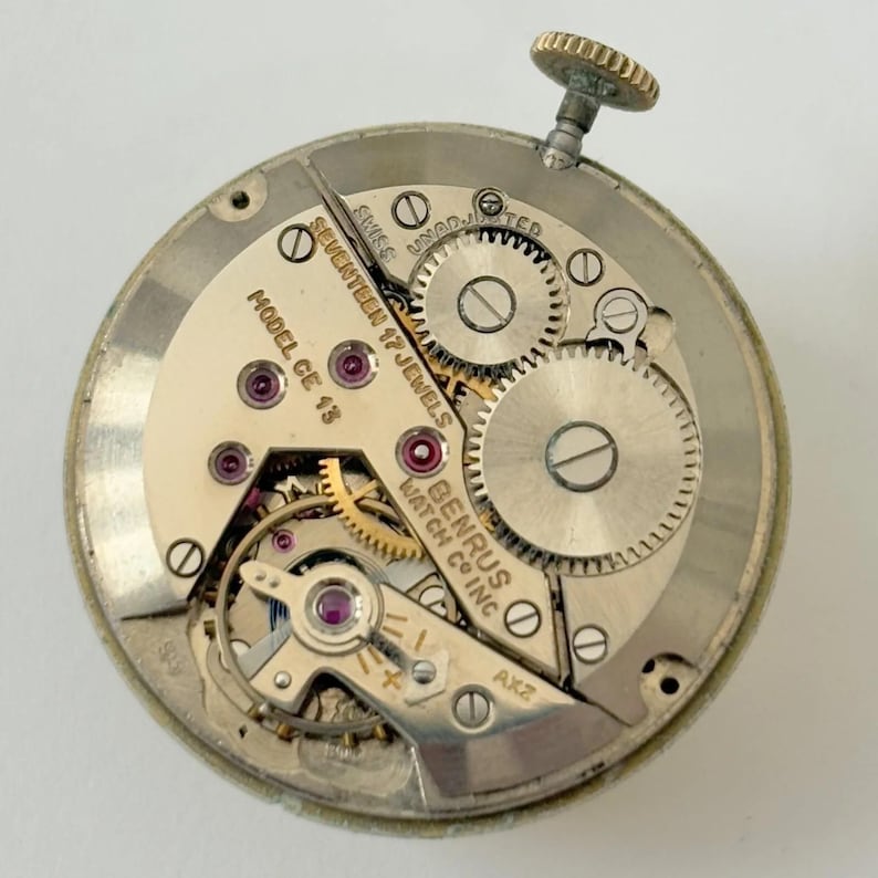 Piezas del reloj Benrus Cal 13 Day Date ETA 900 Movimiento Horquilla Puente de resorte imagen 2