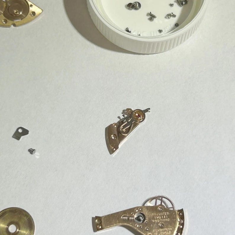 Omega Cal 560 Teile Uhrwerk Unruh Gabel Räder Federn Brücke Uhr Zifferblatt Schreibtisch Bild 18