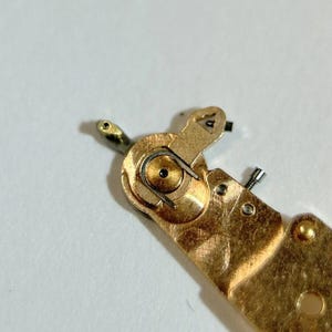 Movimiento del reloj Omega Cal 560, pieza de equilibrio, rueda de horquilla, puente de resorte, bisel de escritorio 4 imagen 16