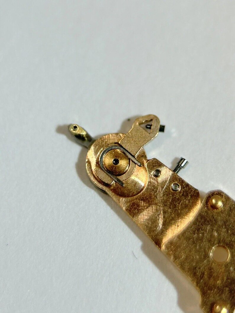 Movimiento del reloj Omega Cal 560, pieza de equilibrio, rueda de horquilla, puente de resorte, bisel de escritorio 4 imagen 16