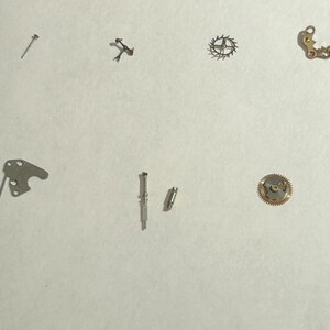 Omega Cal 560 Teile Uhrwerk Unruh Gabel Räder Federn Brücke Uhr Zifferblatt Schreibtisch Bild 7