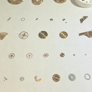 Omega Cal 560 Teile Uhrwerk Unruh Gabel Räder Federn Brücke Uhr Zifferblatt Schreibtisch Bild 3