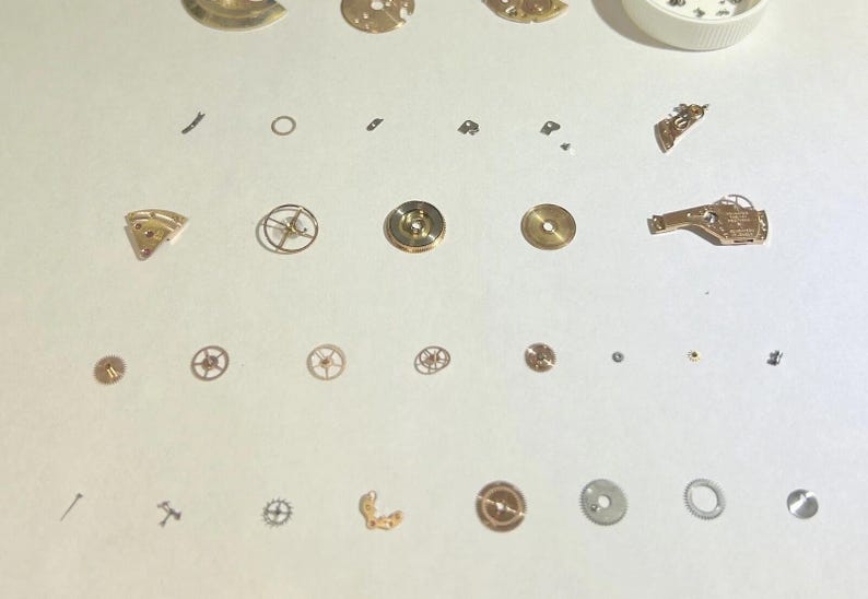 Omega Cal 560 Teile Uhrwerk Unruh Gabel Räder Federn Brücke Uhr Zifferblatt Schreibtisch Bild 3