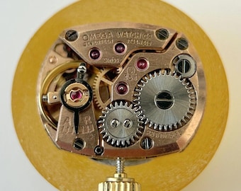 Parti del movimento dell'orologio Omega Cal 484: bilanciere, forcella, molla, ponte, bariletto, ruote