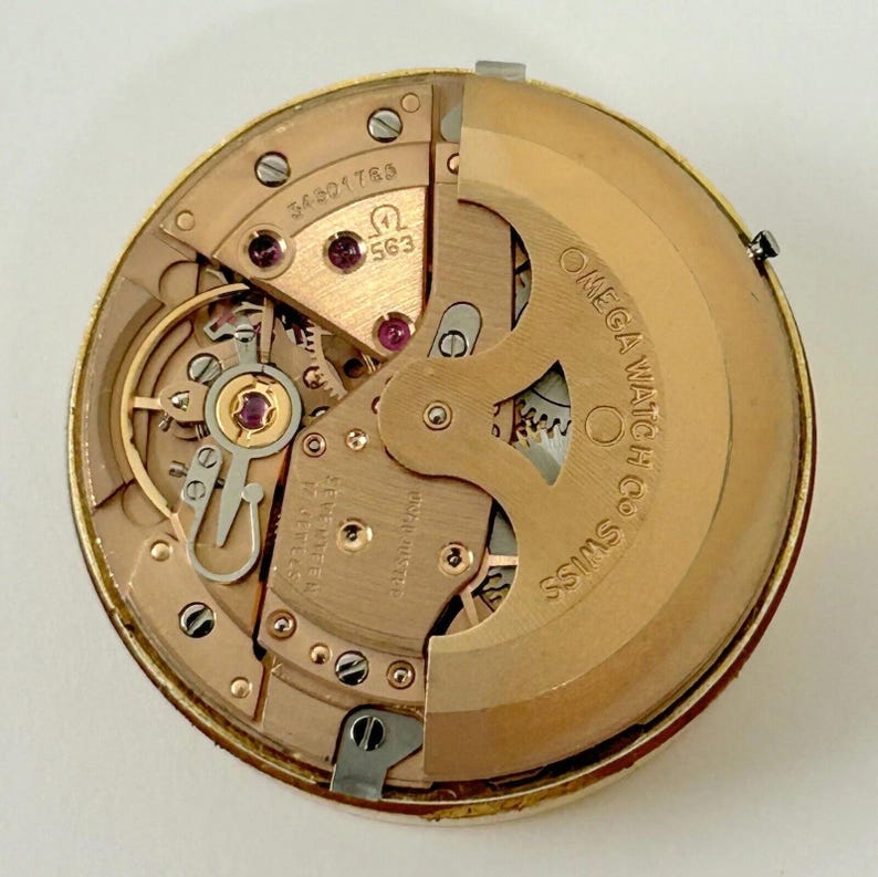 Parti dell'orologio Omega Cal 563 Movimento Calendario Disco Forcella Ruote Molle Ponte 33 immagine 6