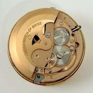 Parti dell'orologio Omega Cal 563 Movimento Calendario Disco Forcella Ruote Molle Ponte 33 immagine 5