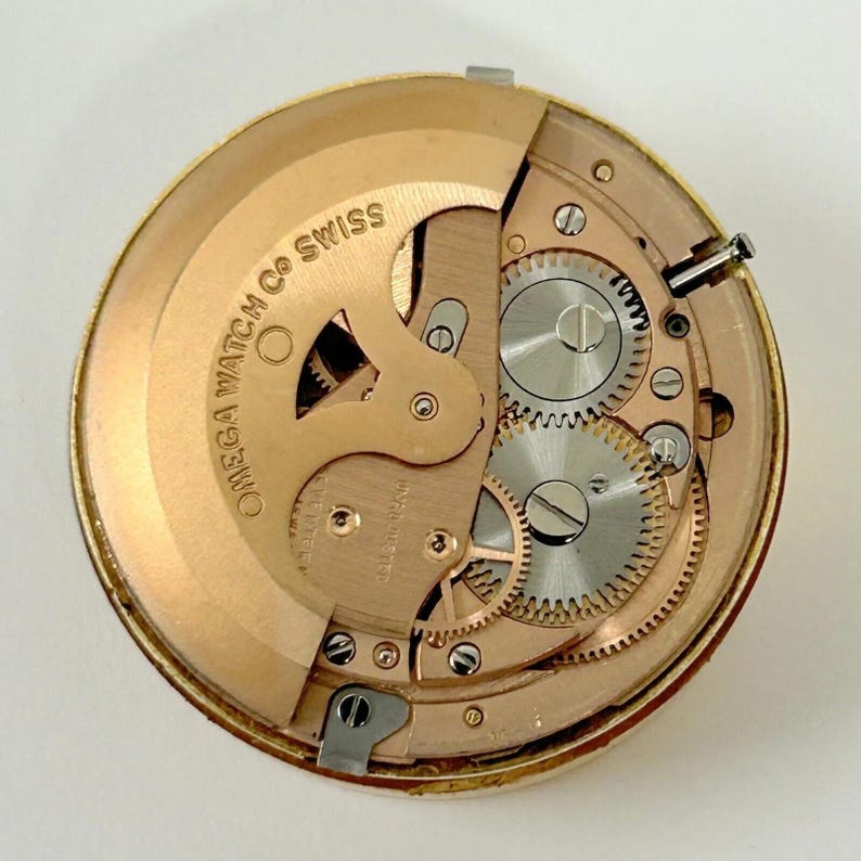 Parti dell'orologio Omega Cal 563 Movimento Calendario Disco Forcella Ruote Molle Ponte 33 immagine 5