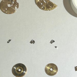 Omega Cal 560 Teile Uhrwerk Unruh Gabel Räder Federn Brücke Uhr Zifferblatt Schreibtisch Bild 19