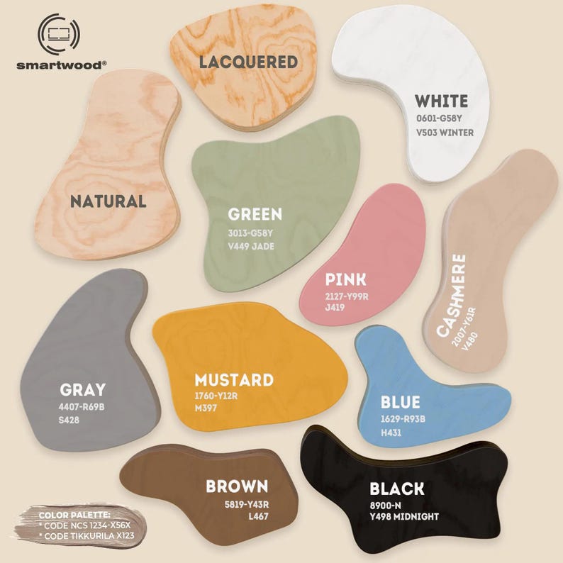Op de afbeelding: Een Smartwood kleurenpalet met diverse tinten. Bevat naturel, gelakt, grijs, groen, roze, mosterd, blauw, bruin, wit, kasjmier en zwart. Elke kleur is gelabeld met zijn naam en bijbehorende codes.
