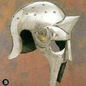 Könnte beinhalten: Ein silberfarbener Helm mit spitzem Visier und Wangenschutz. Der Helm hat eine abgerundete Oberseite mit Nieten und ein dekoratives Element in der Nähe des Auges. Das Design erinnert an ein mittelalterliches oder Fantasy-Thema.