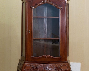 Vetrina "Louis Seize" in stile Luigi XIV, finitura noce, altezza 198 cm
