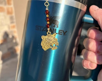 タイガーゴールドタンブラーチャーム - ブラウン＆ゴールドカップハンドルチャーム - スタンレー クエンチャーアクセサリー - 彼女へのギフト