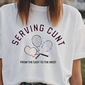 Servieren Cunt Tennis Grafik T-Shirt - Edgy lustiges Y2K Trendy Statement Shirt - Vintage 2000er 90er Jahre Retro Streetwear Fashion