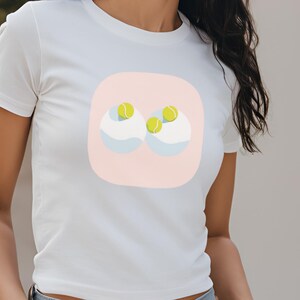 テニスボール シュールレアリストアート ベビーTシャツ 美的 スポーティ Y2K トレンディ プレッピー アスレチック インスピレーション レトロ テニススコア ストリートウェア ファッション 彼女へのギフト