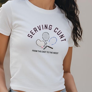 Serving Cunt Tennis Grafik Baby Tee - Edgy lustiges Y2K Trendy Statement Shirt - Vintage 2000er 90er Jahre Retro Streetwear Mode