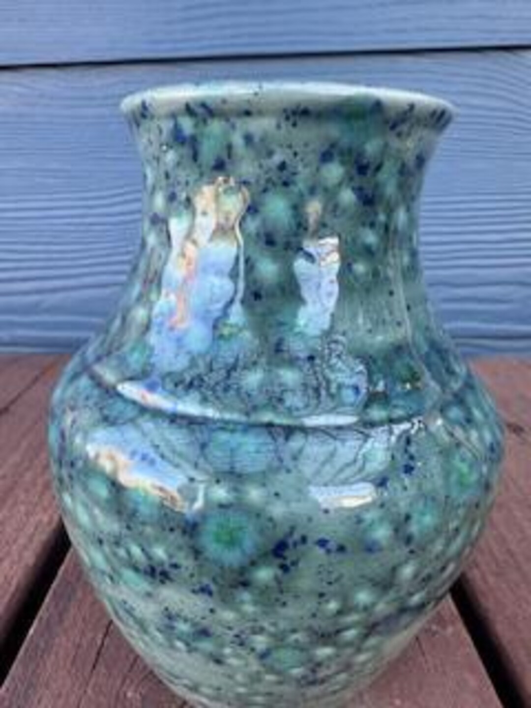 マルチブルーとグリーンの光沢のある釉薬を施した小さな陶器の花瓶