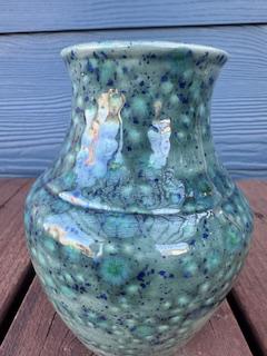 マルチブルーとグリーンの光沢のある釉薬を施した小さな陶器の花瓶