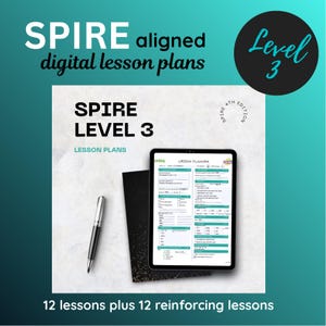 Puede incluir: Imagen de un plan de lección digital para SPIRE Nivel 3. La imagen incluye una tableta que muestra el planificador de lecciones, un bolígrafo y un cuaderno negro. El texto dice "SPIRE aligned digital lesson plans" y "12 lecciones más 12 lecciones de refuerzo."
