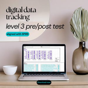 Op de afbeelding: Een laptop toont een pre/post test met de tekst "digital data tracking level 3" en "aligned with SPIRE." Het scherm toont een raster van vragen en antwoorden. Een witte kom en een decoratieve vaas staan op het houten oppervlak.